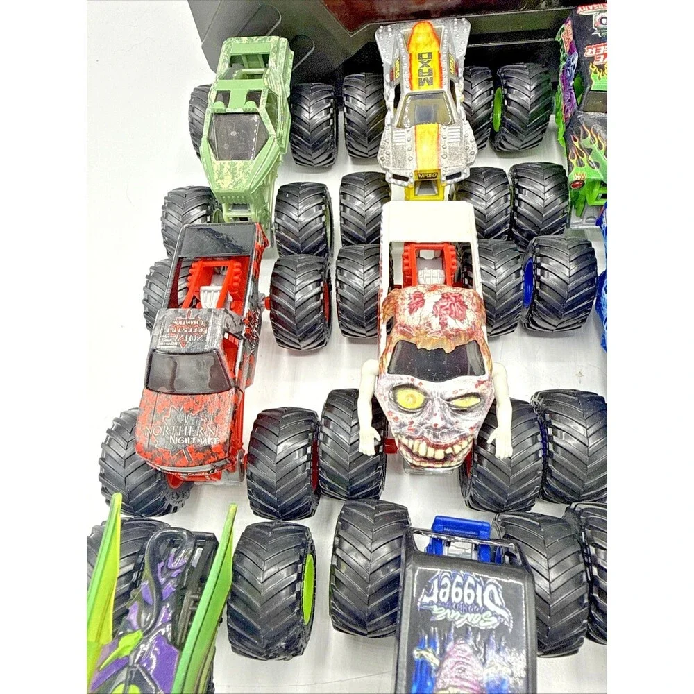 Spin Master Monster Jam Pit Party & Go Truck Carrying Case W/ 12 Trucks